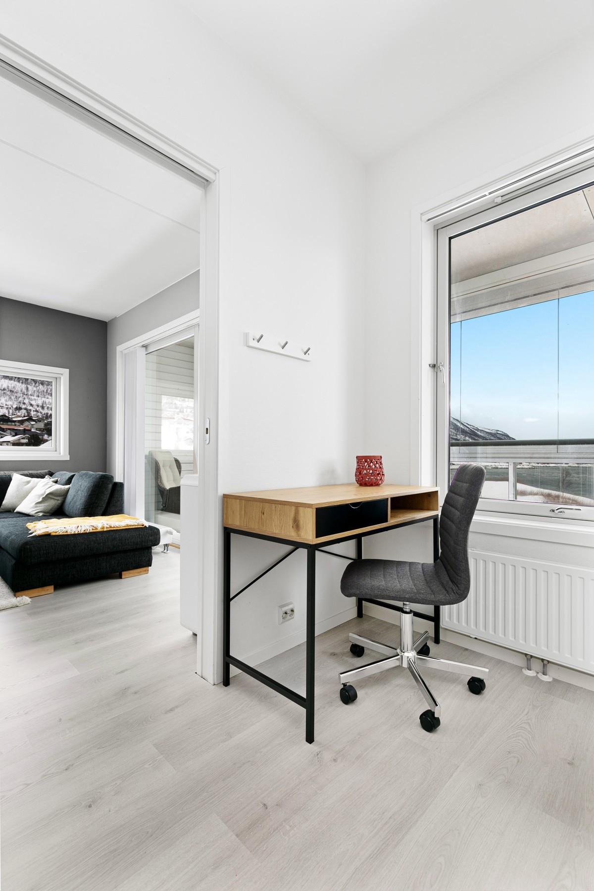 Soverom (3) i forbindelse med stue er avdelt til et mindre soverom + walk-in-closet
