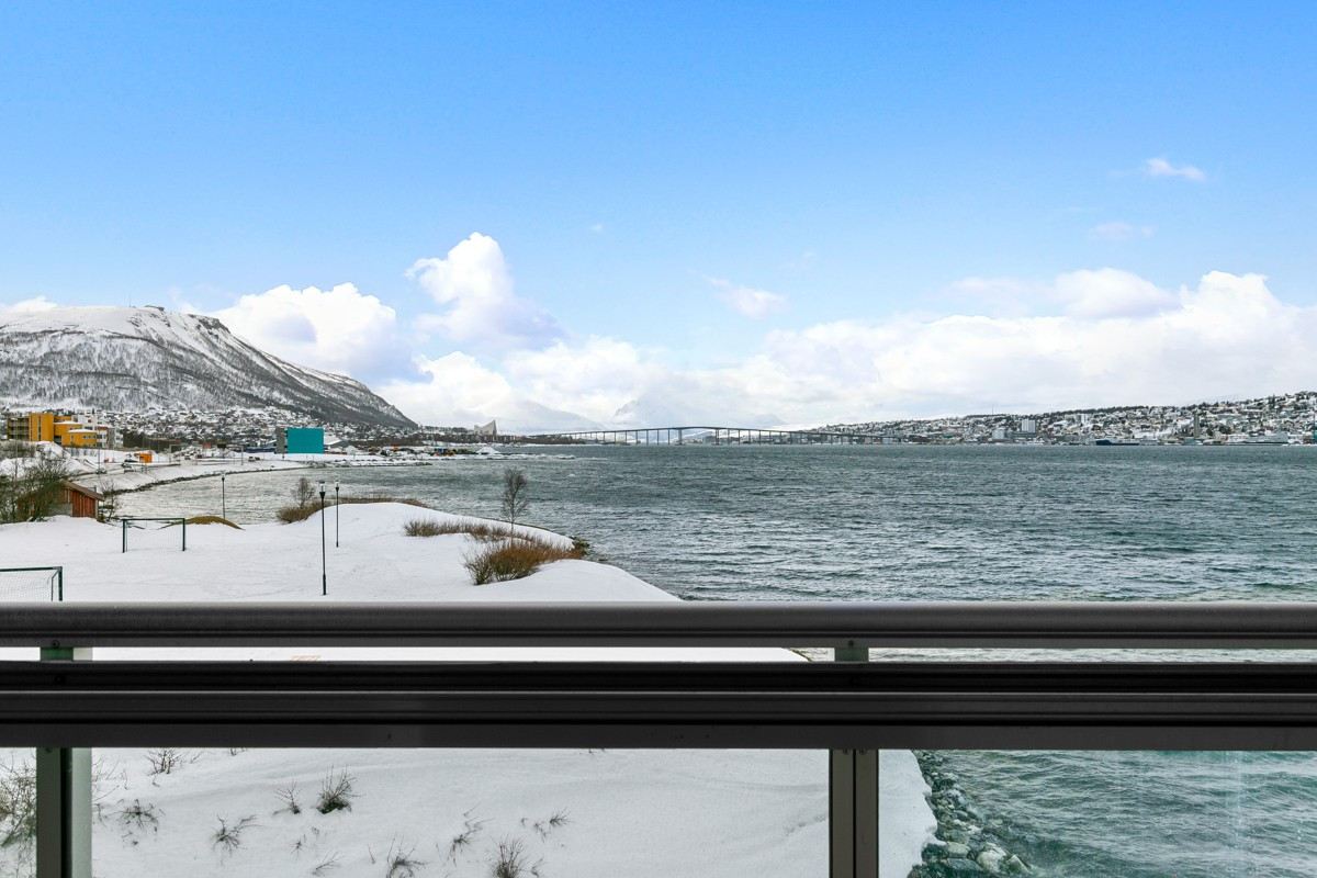 Utsikt mot Tromsøs landemerker: Fløya, Ishavskatedralen og Tromsøbrua