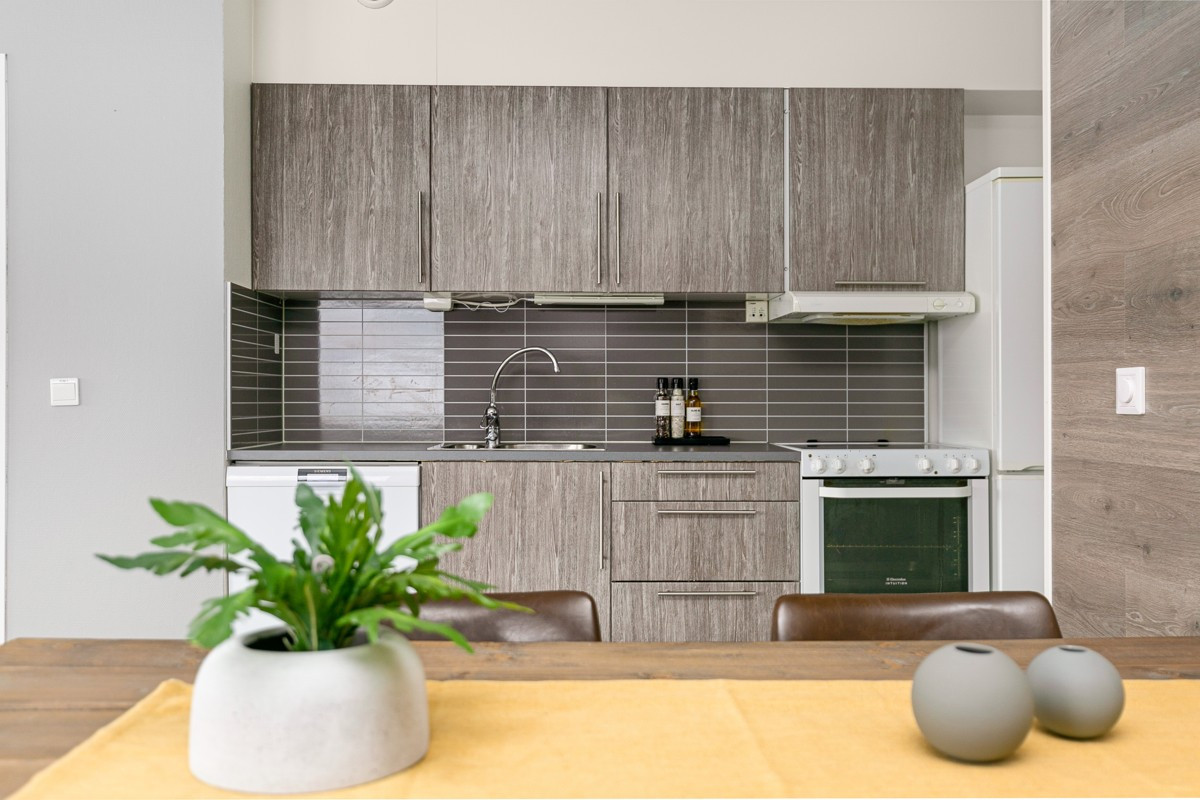 Glatte slette fronter og praktisk kitchenboard over benk