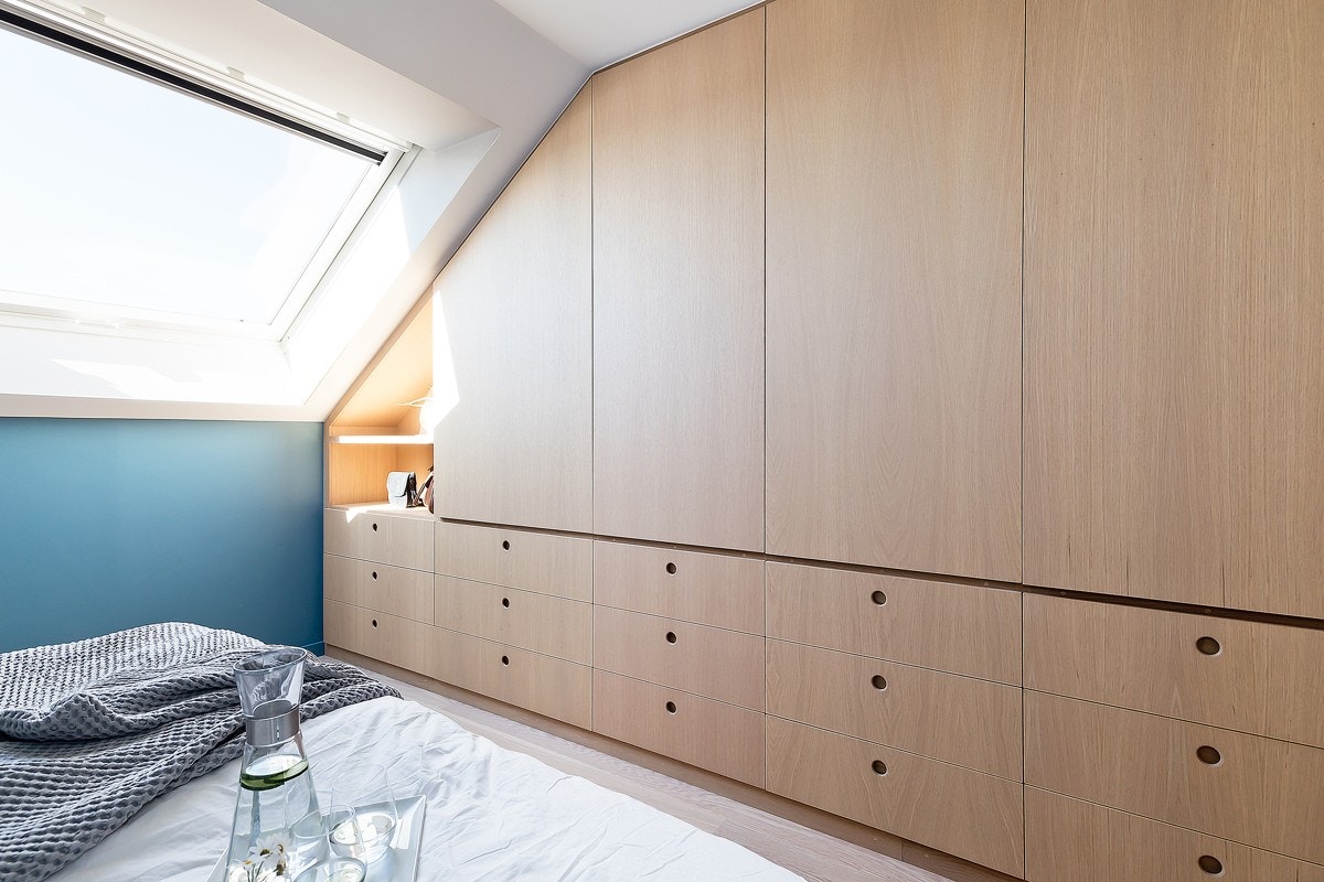 Hovedsoverommet har rikelig med oppbevaringsplass i plassbygget garderobe av høy kvalitet fra Holmestrand Møbelsnekkeri AS. Galleribilde