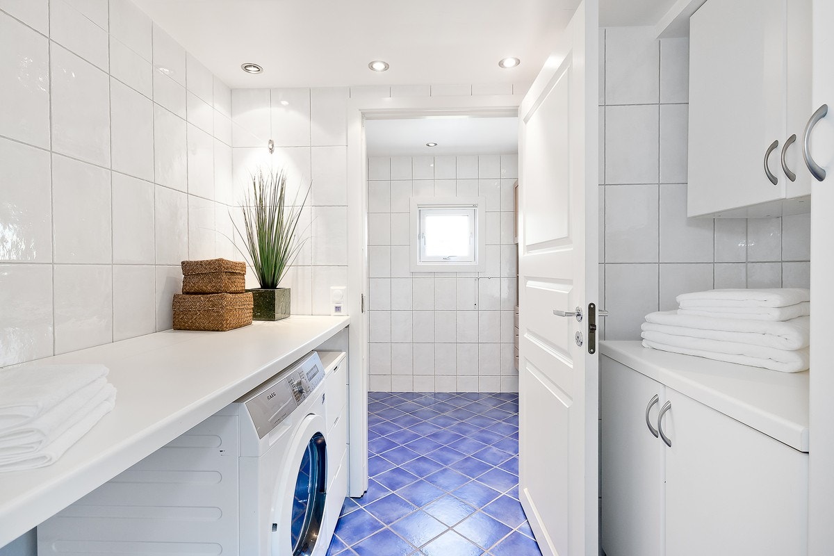 Romslig og pent flislagt bad med avlukket vaskerom. Badet/vaskerommet ble pusset opp i 05. Galleribilde