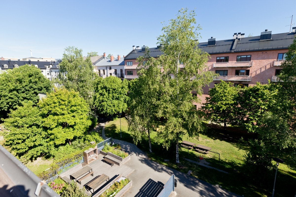 Hyggelig utsyn mot parkmessig bakgård. Galleribilde
