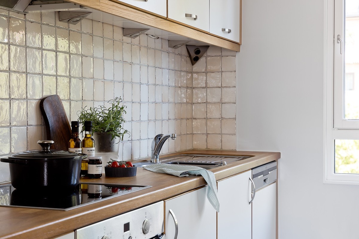 Kjøkkeninnredningen er fra Norema med hvite slette fronter med heltre kantlister i eik, romslig benkeplate i heltre eik, underlimt oppvaskkum og integrert avtrekksvifte tilkoblet ventilasjonsanlegg. Galleribilde