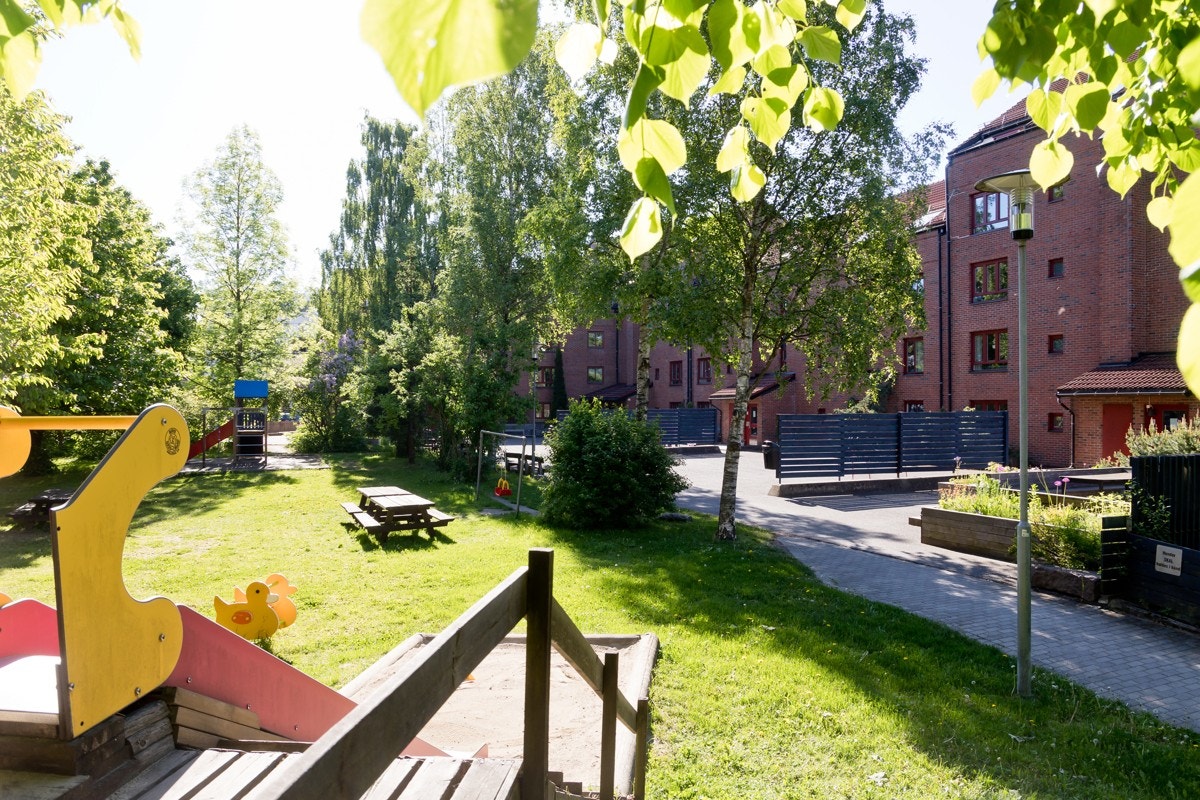 Borettslagets bakgård er flott beplantet, med flere lekeapparater! Galleribilde