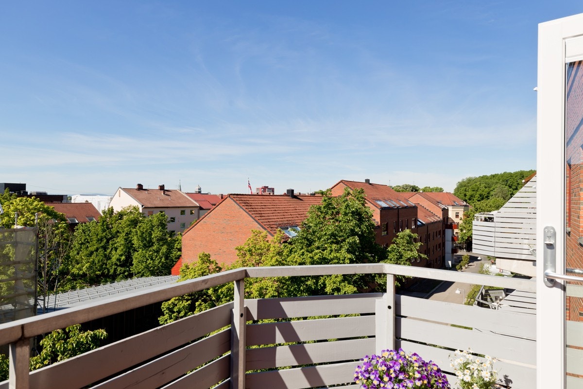 Varme sommerdager nytes på denne sydvendte, herlige balkongen på 7,1m2. Galleribilde