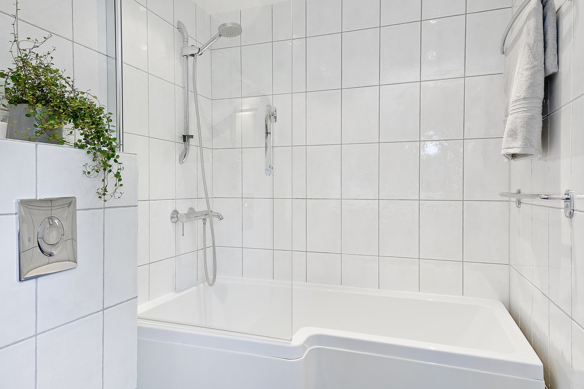 Badet har gulvvarme, downlights, badekar med glassvegg, vegghengt wc, diverse knagger og oppheng til håndklær. Galleribilde