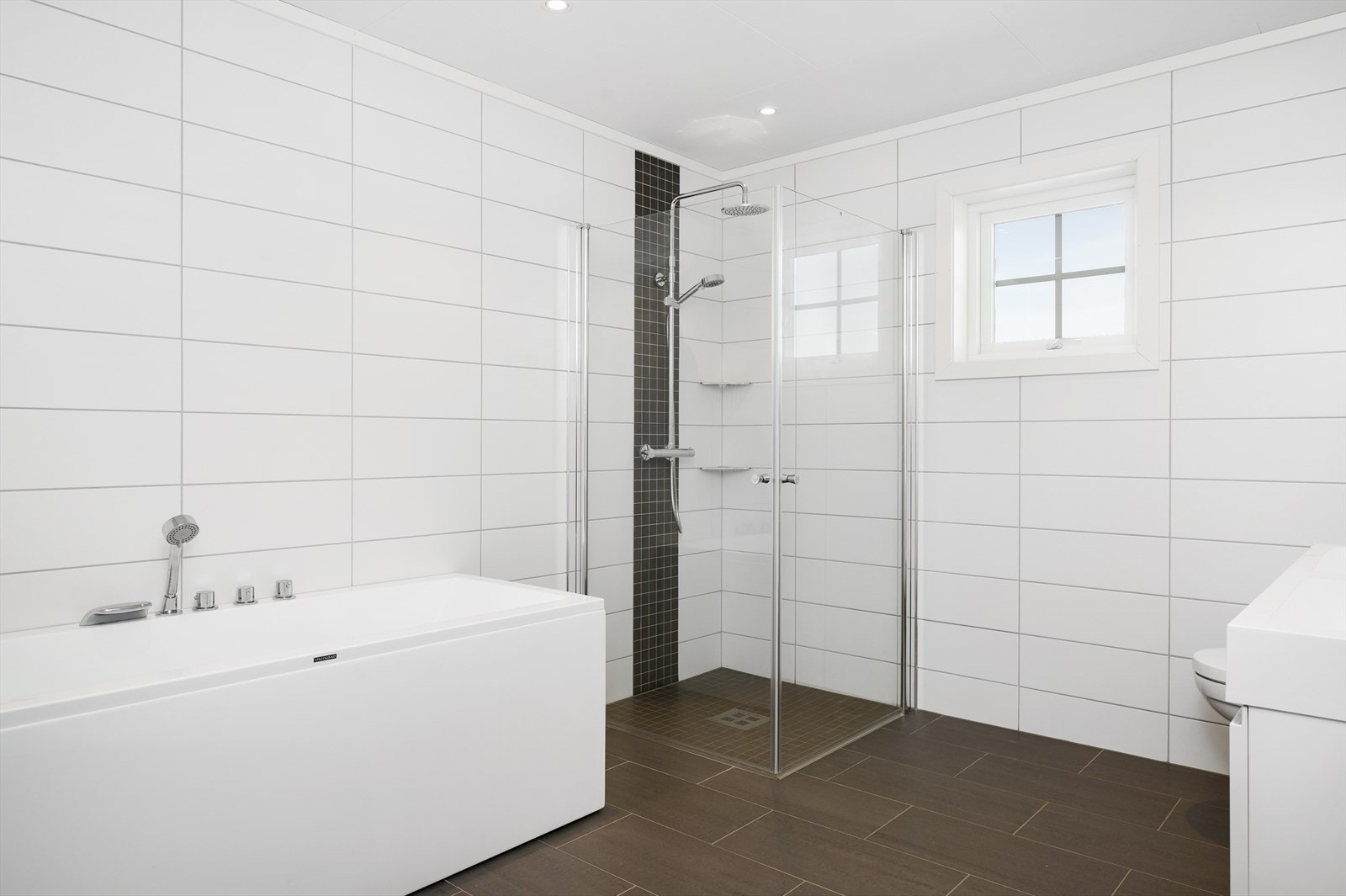 Badet i 2.etg har dusjhjørne, badekar og vegghengt toalett. Galleribilde