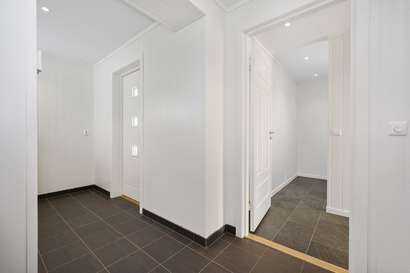 Entreen byr på plass til å henge fra seg yttertøy og sette fra seg sko. Galleribilde