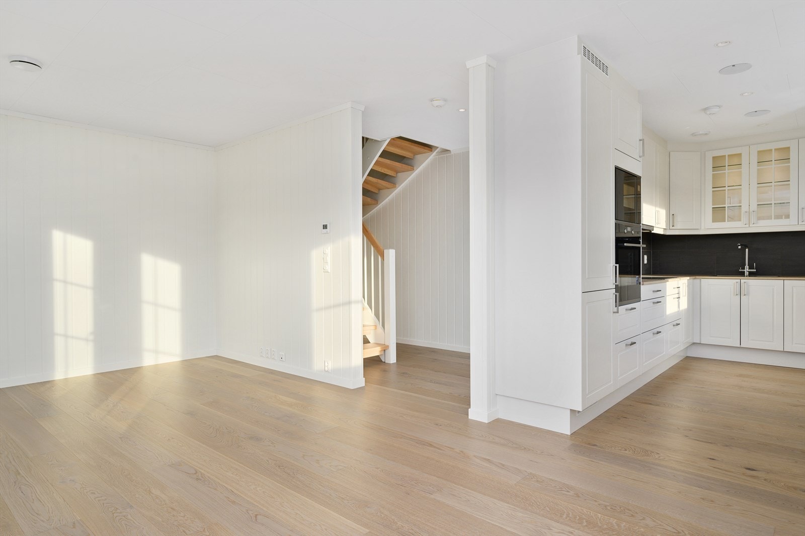 Stuen ligger i en delvis åpen løsning mot kjøkkenet. Galleribilde