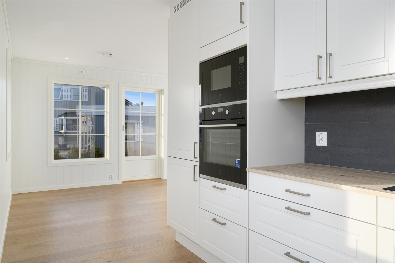 Kjøkkeninnredning fra Sigdal og alle hvitevarer er fra Electrolux. Galleribilde