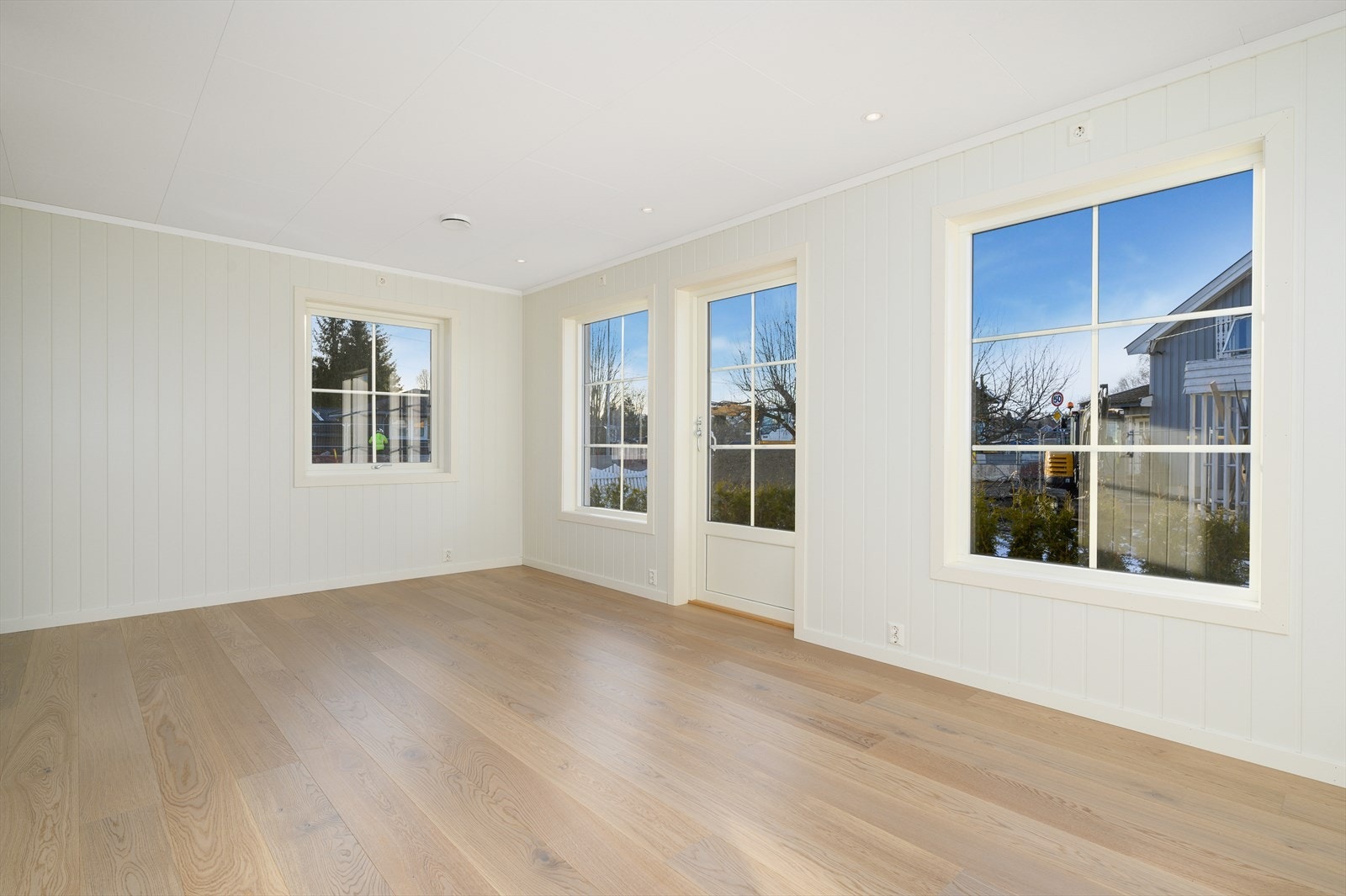 Det er god plass til ønsket møblement, som sofagruppe med tilhørende bord og TV med benk. Galleribilde