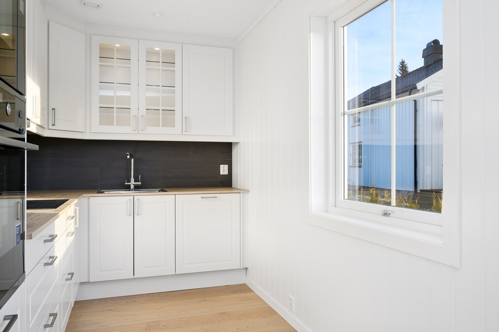 Det er takhøye skap som er både praktisk og gjør det lett å holde rent. Galleribilde