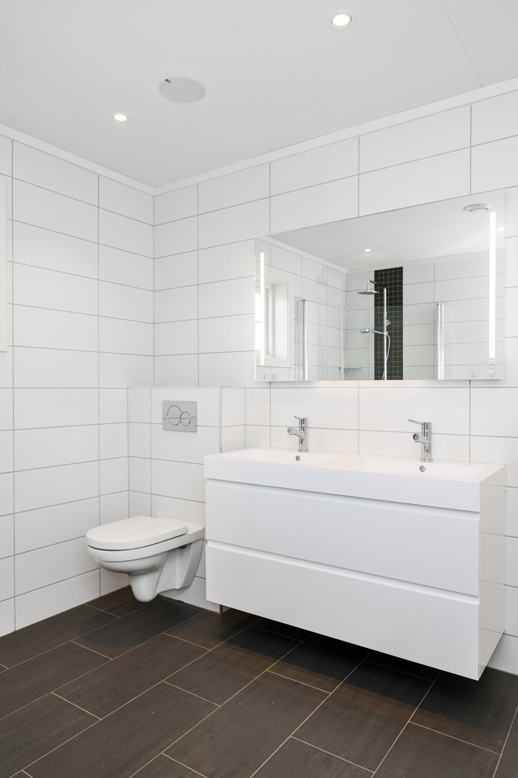 Badet i 2.etg har dobbel baderomsinnredning med underskap og speil med lys. Galleribilde