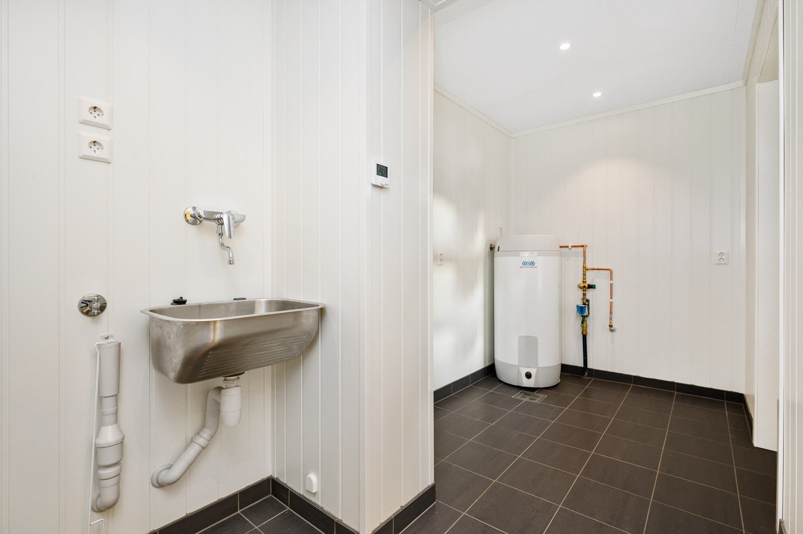 I 1.etg finner man et praktisk vaskerom med opplegg for vaskemaskin og tørketrommel. Galleribilde