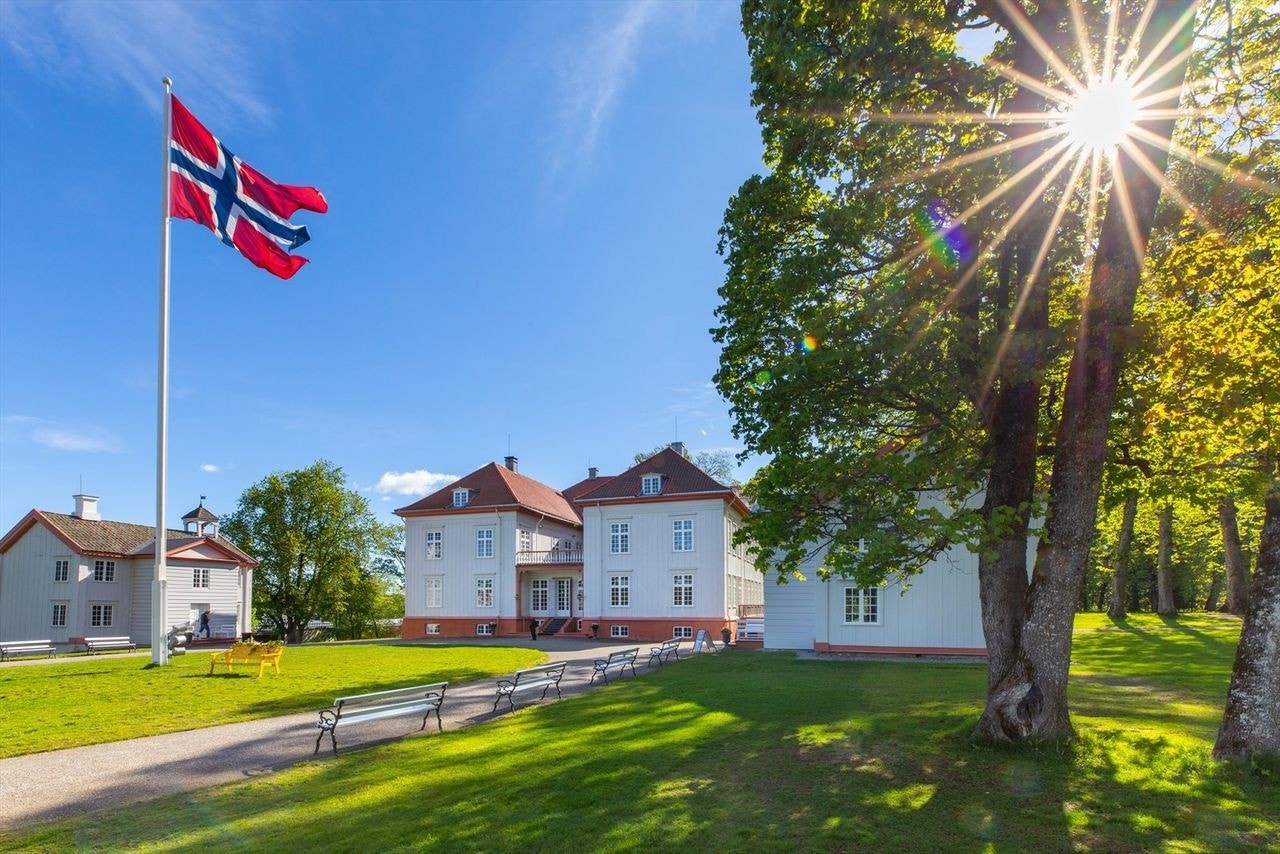 Eidsvollbygningen byr på historiske kulturminner. Galleribilde