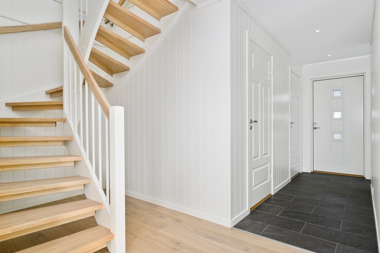 Fra entreen blir man tatt med videre inn i boligen. Galleribilde