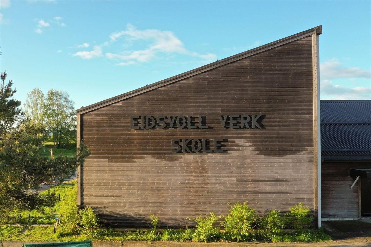 Eidsvoll Verk skole ligger ca. 1200 meter fra eiendommen. Galleribilde