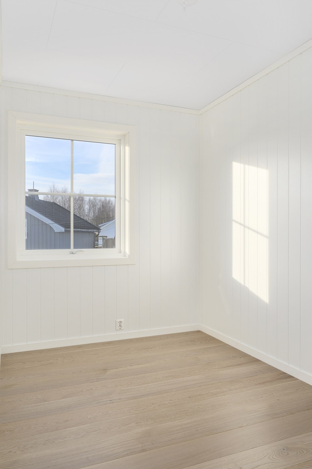 Det er smartpanel på veggene og 1-stavs boen eikeparkett på gulvet. Galleribilde