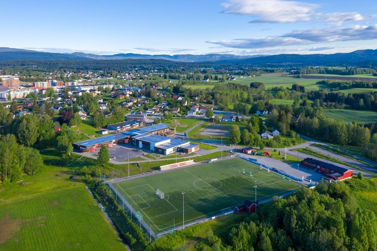 Ved Bønsmoenskole finner man EIF stadion som har lag i forskjellige aldersgrupper. Galleribilde