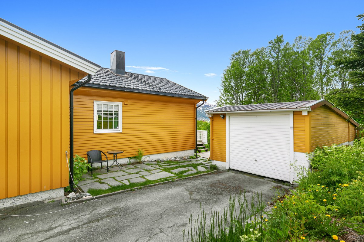 Boligen har tilhørende garasje