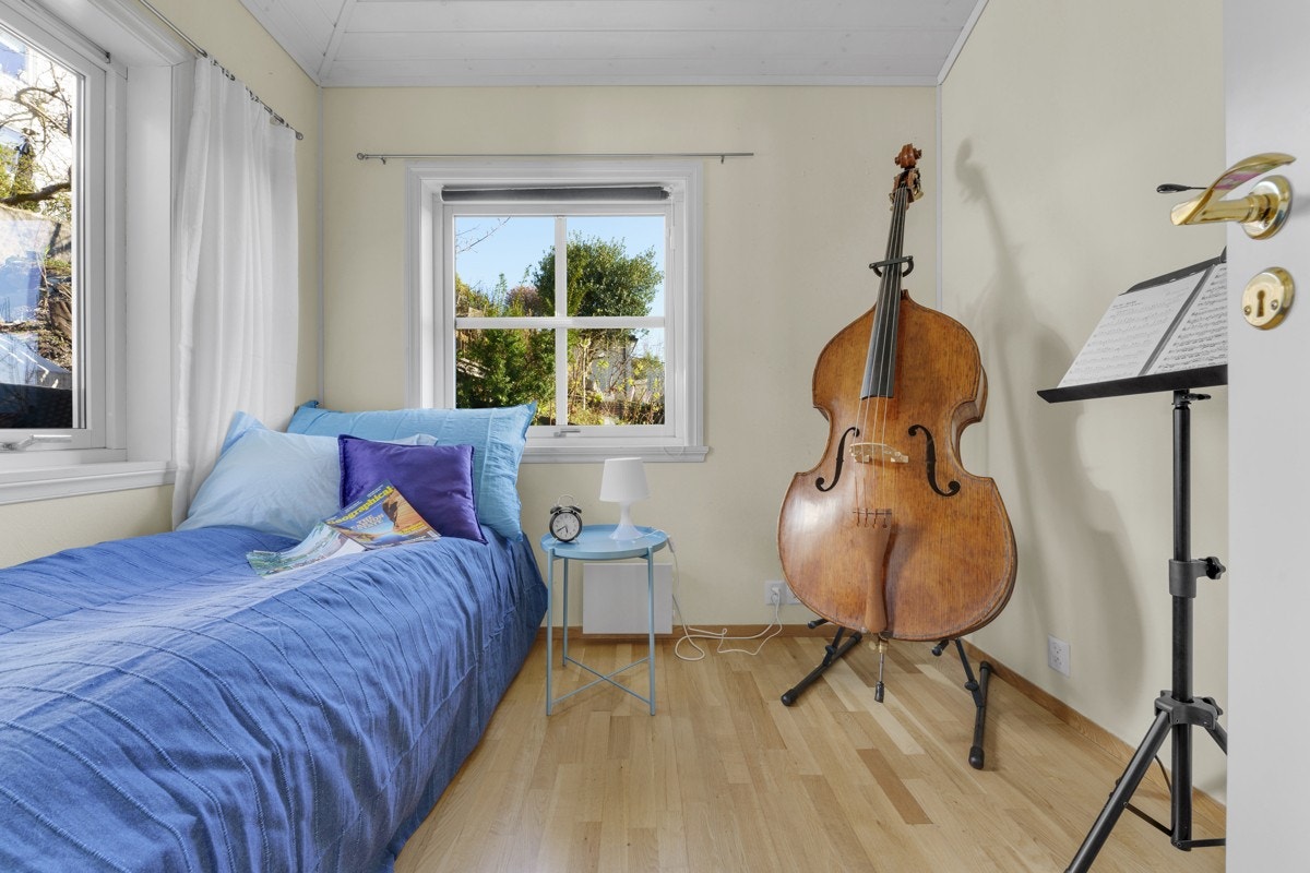 Boligens andre soverom i denne etasjen, også her er det eikeparkett og malte overflater. Galleribilde