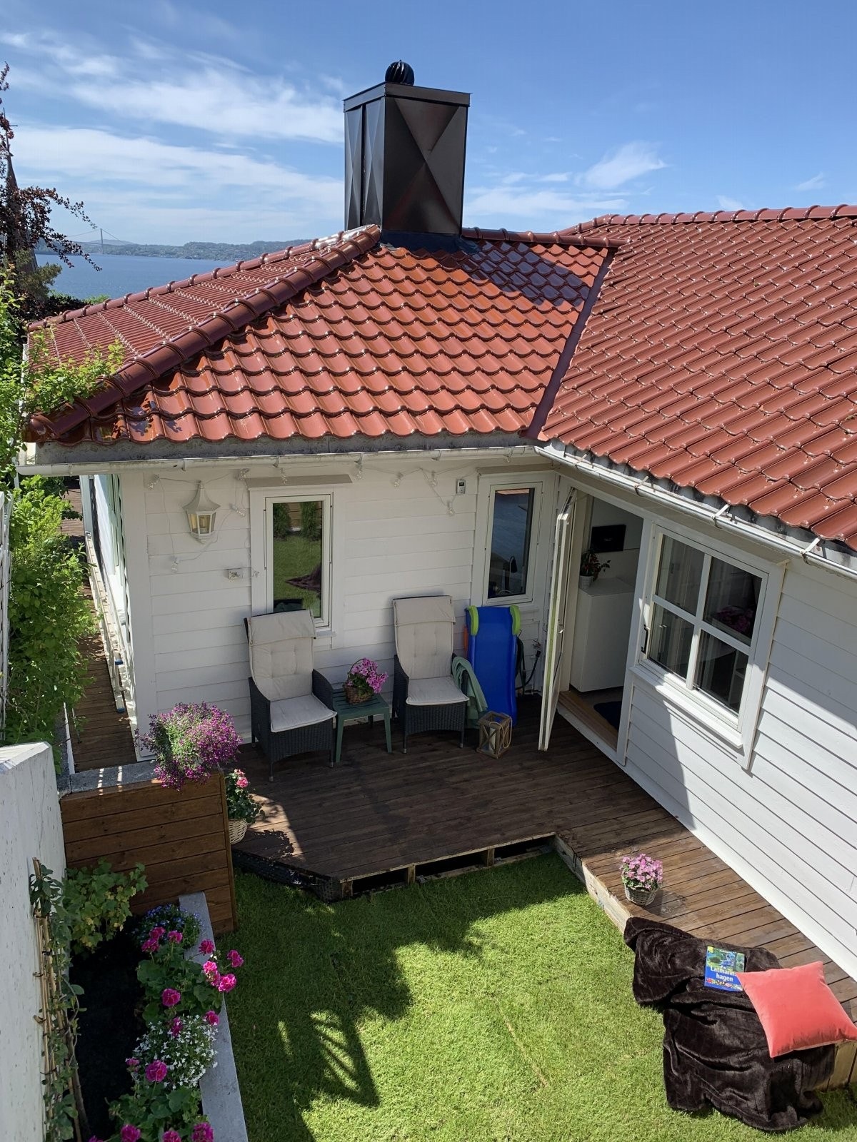 Frodig og sjarmerende bakhage. Galleribilde