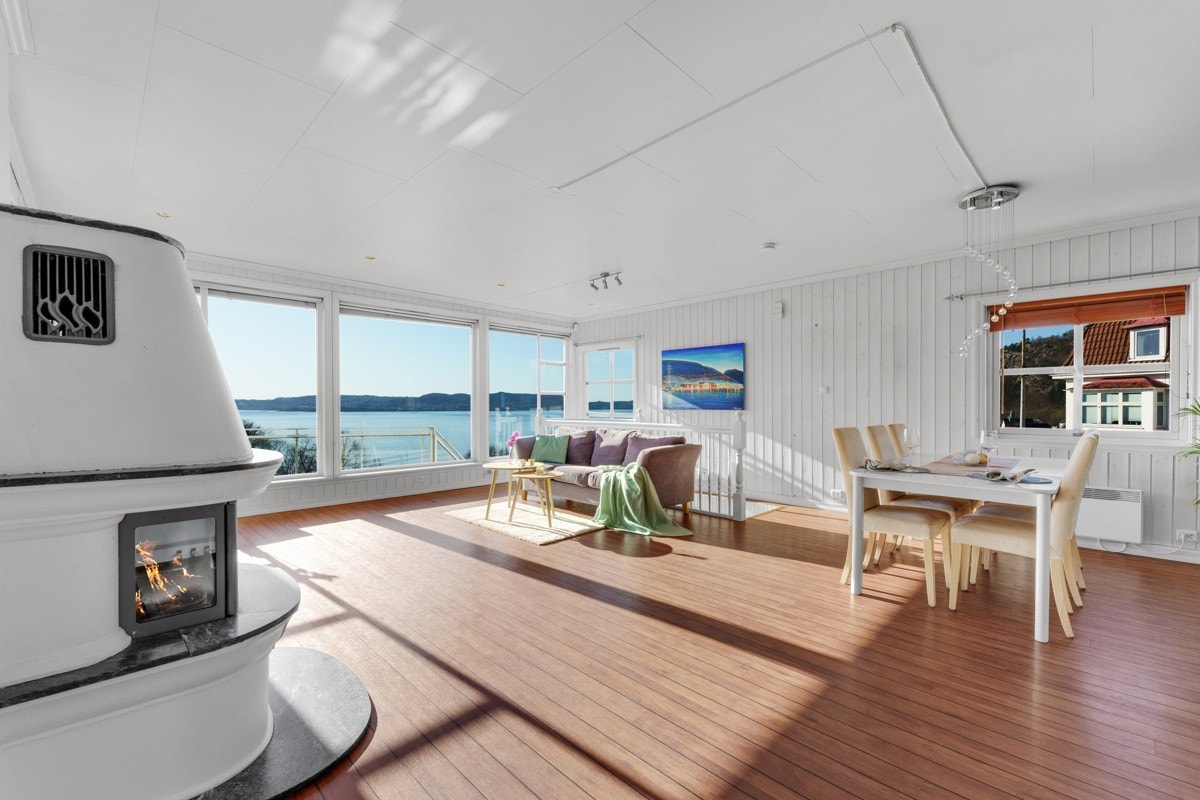 Stuen har malte overflater og downlights i himling. Galleribilde