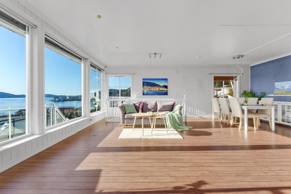 Vinduer fra 2001 som strekker seg langs begge sider av veggen. Galleribilde