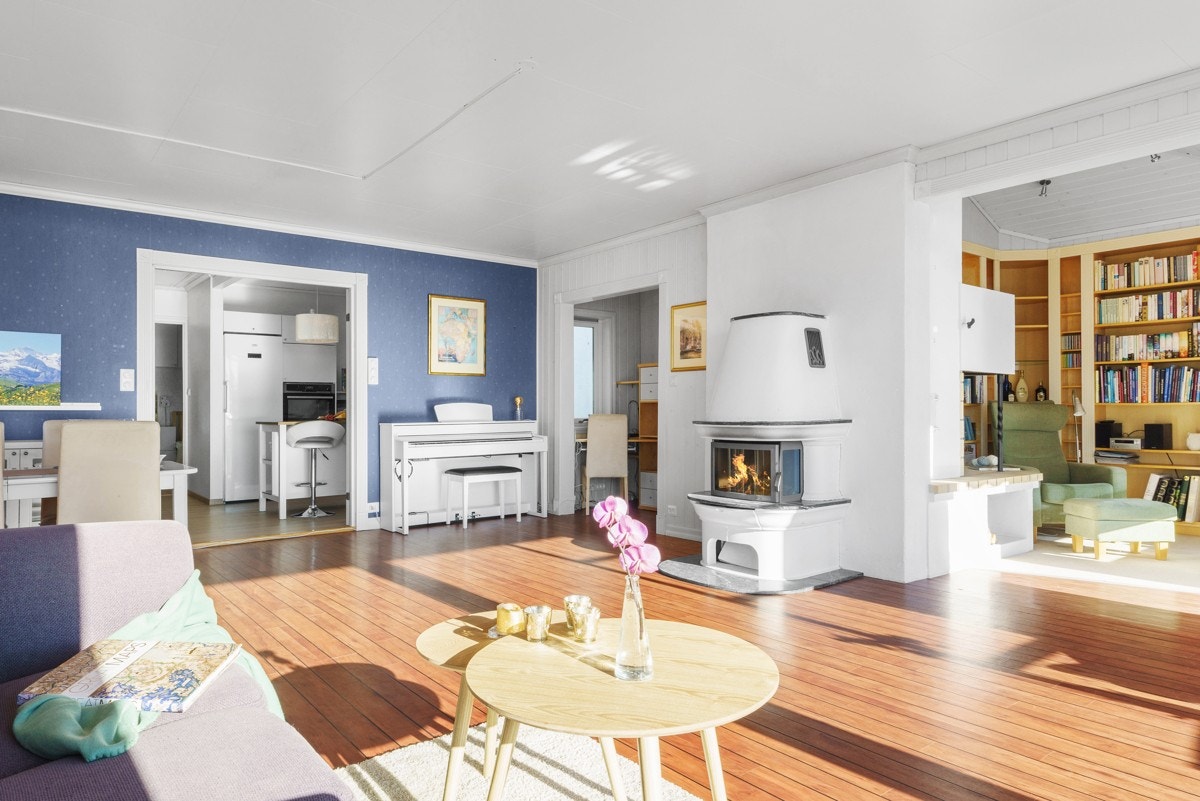 Flott stue med flere soner der man kan trekke seg litt tilbake. Galleribilde