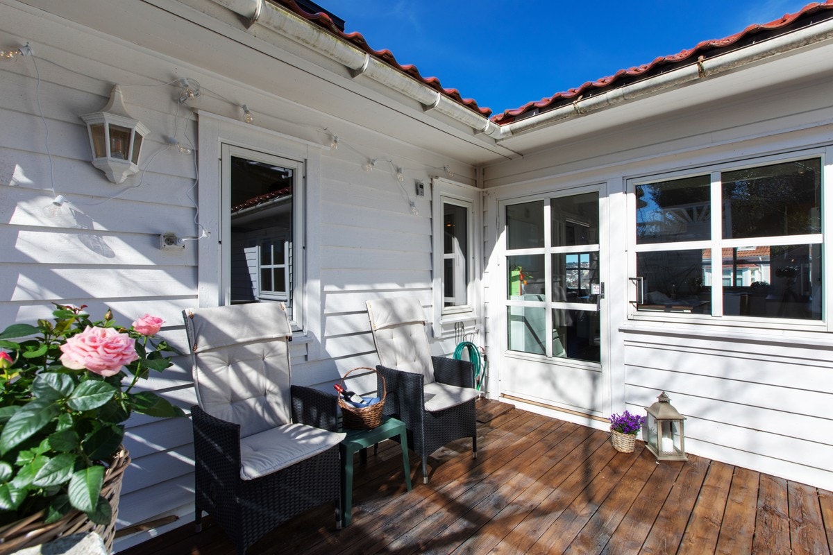 Fra kjøkkenet har man utgang til en lun uteplass med morgensol. Galleribilde