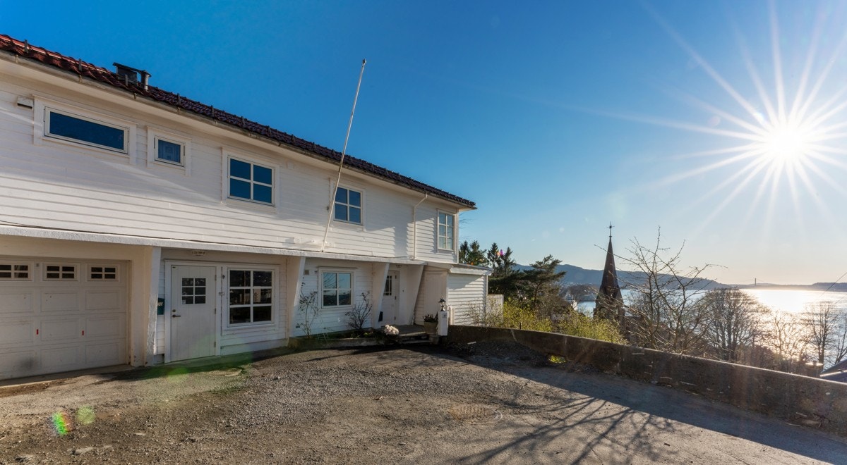 Huset er plassert i enden av en blindvei med friområde i front. Galleribilde