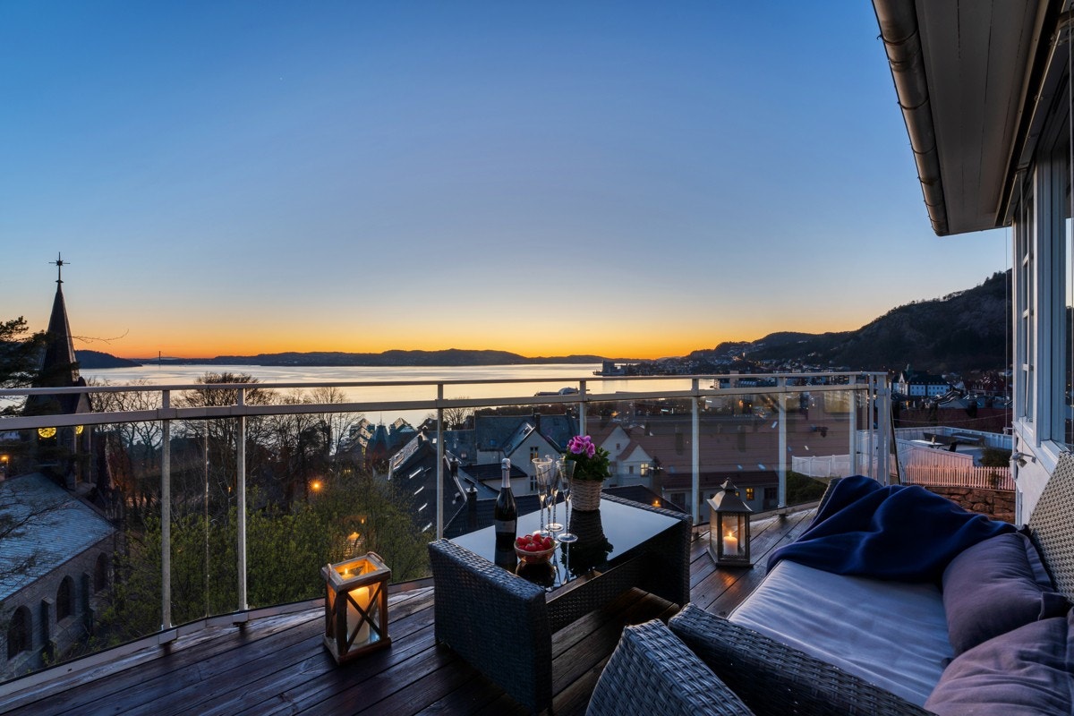 Her kan man nyte solen helt til den går ned over Øyjorden i 23-tiden sommerstid. Galleribilde