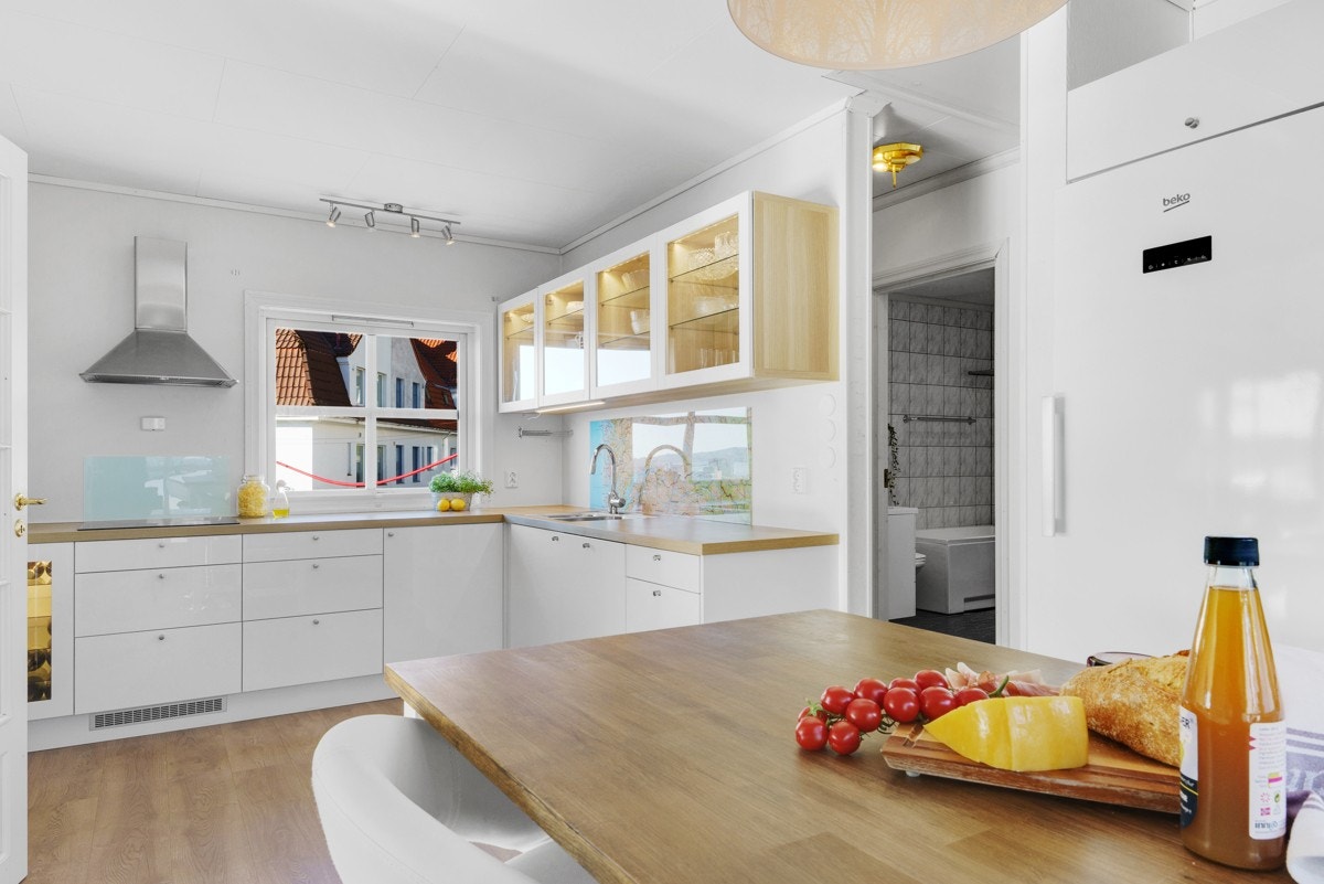 Av integrerte hvitevarer medfølger stekeovn, keramisk platetopp, oppvaskmaskin og ventilator. Galleribilde