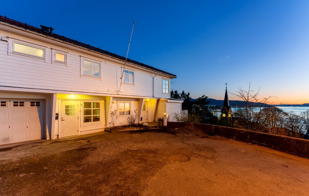 Parkering i integrert garasje med elbil-lader. Galleribilde