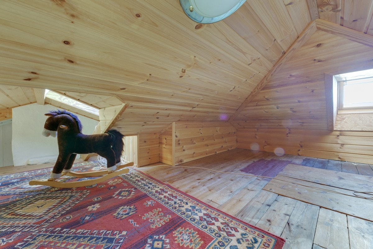 Lekerom/loftsrom med stige opp fra stuen. Galleribilde