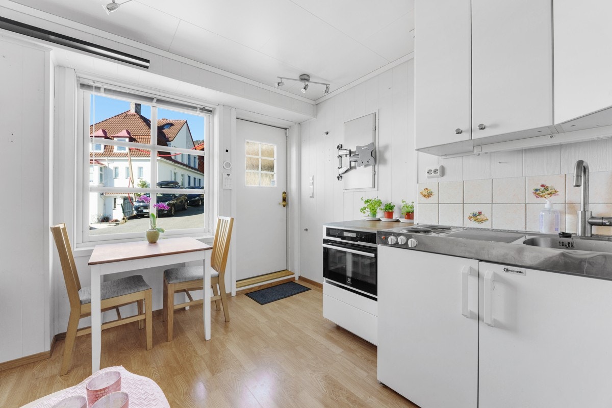 Utleieleiligheten ble bygget i 2001 og har betongvegger og betongtak rundt leiligheten som gir god lydisolering mot husets hoveddel. Galleribilde