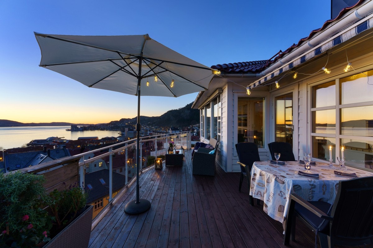 Her bor du med majestetisk utsikt over Byfjorden og sol fra morgen til kveld. Galleribilde