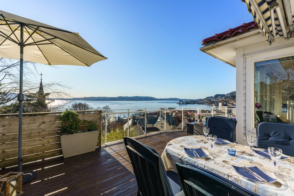 Terrassen ligger høyt og skjermet med friområde i front og glassrekkverk for optimal utsikt. Galleribilde