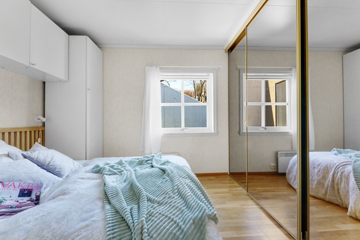 Stor skyvedørsgarderobe med speilfronter. Galleribilde