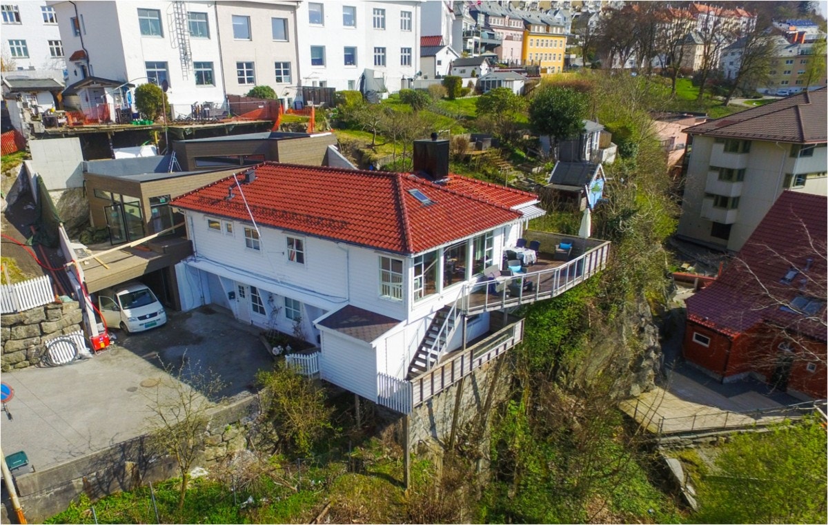 Fasade.Her bor du tilbaketrukket med byfjell som nærmeste nabo, samtidig som sentrum kun ligger en liten spasertur unna. Galleribilde