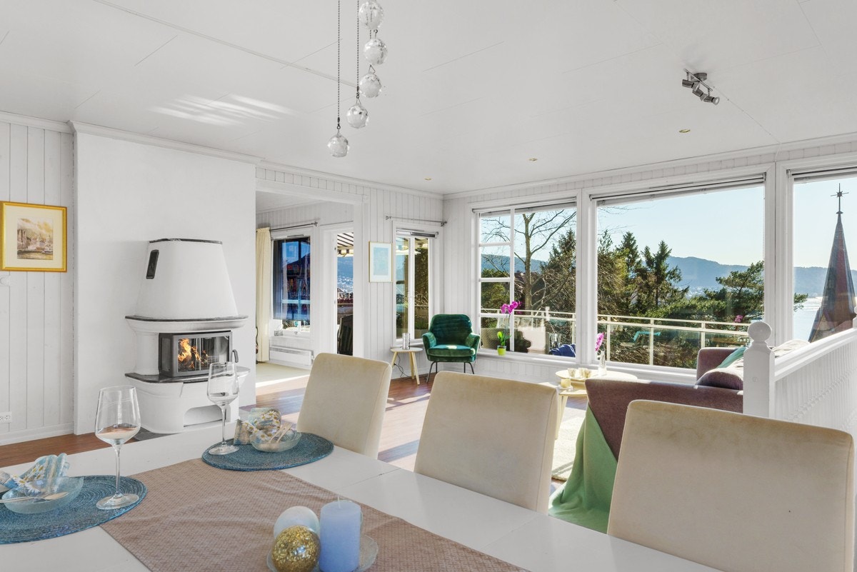 Rommets størrelse gir god plass til å innrede med sofagruppe og spisebord. Galleribilde