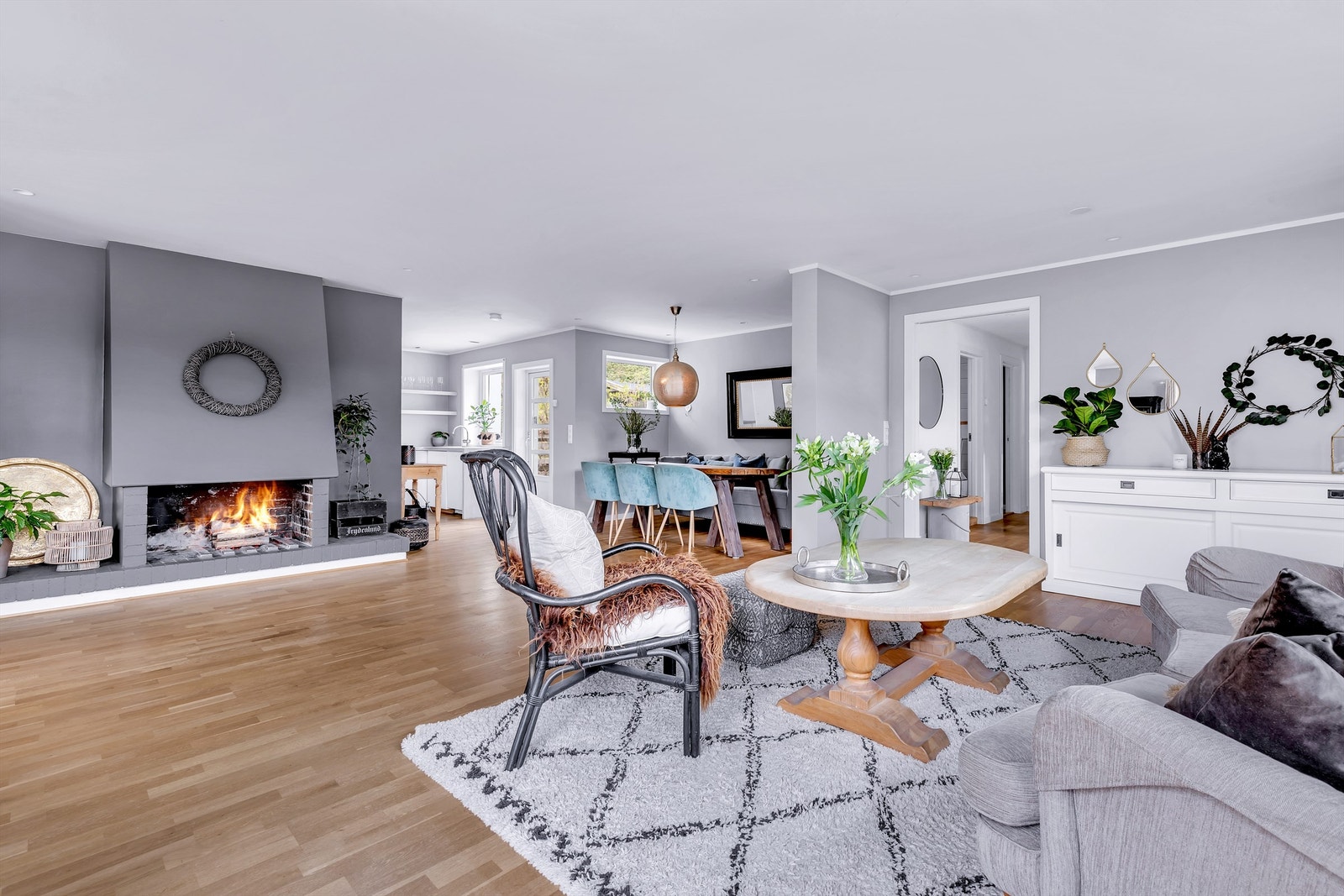 Lys og hyggelig stue med flere møbleringsmuligheter. Galleribilde