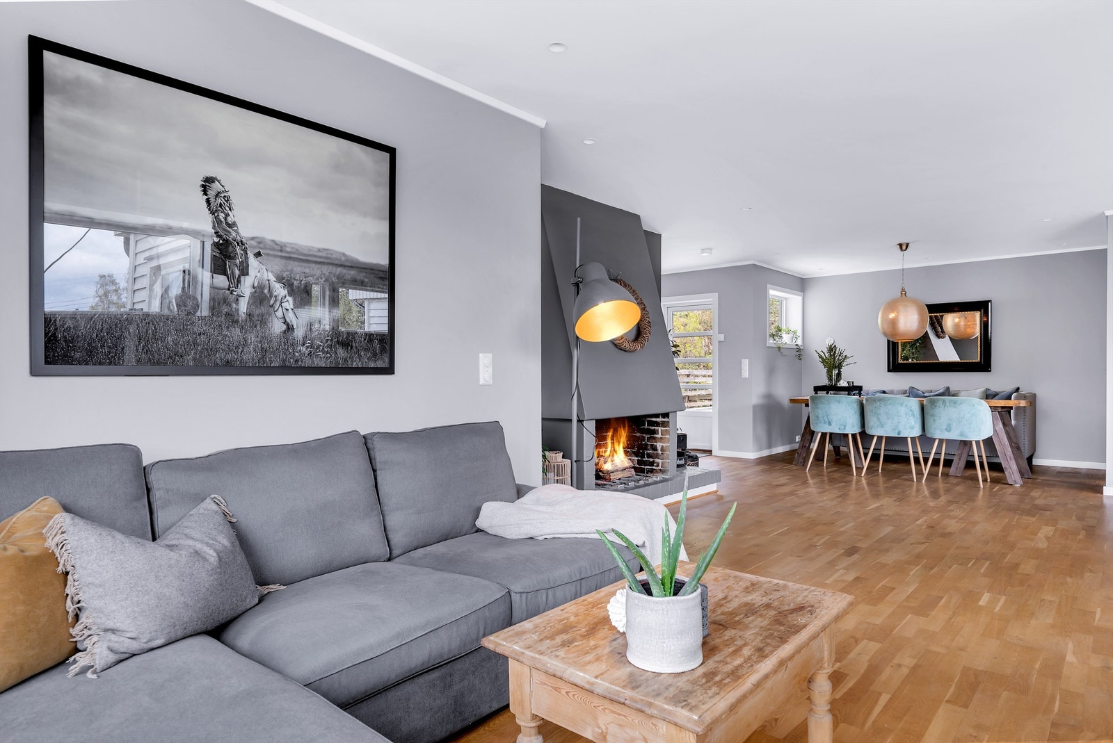 Lys og hyggelig stue med flere møbleringsmuligheter. Galleribilde