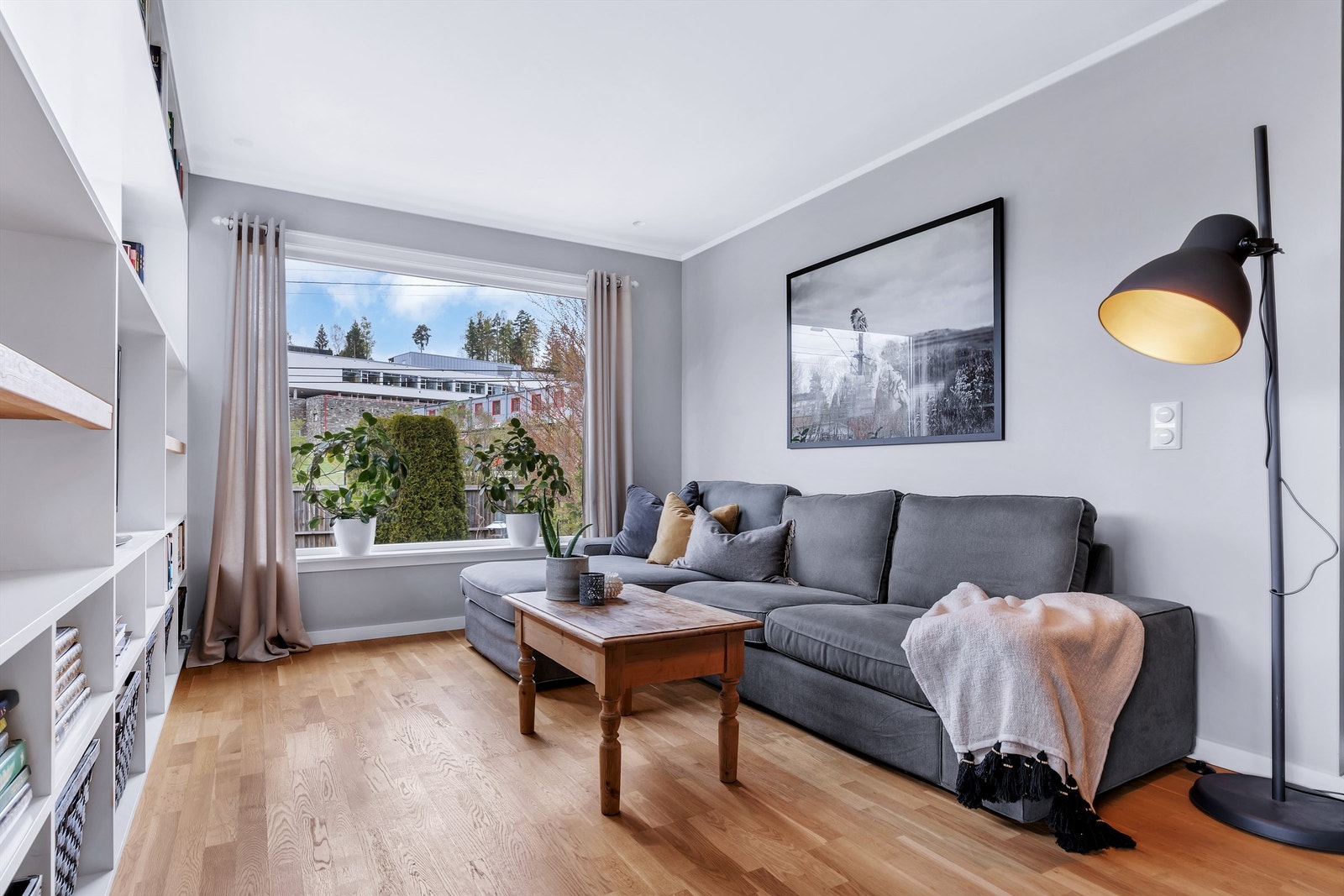Lys og hyggelig stue med flere møbleringsmuligheter. Galleribilde