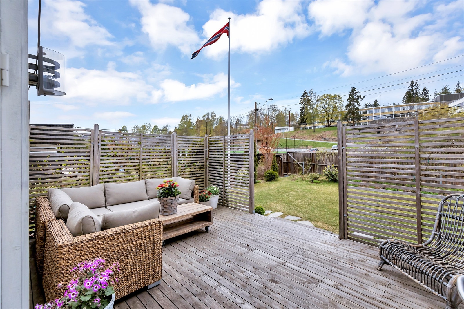 Hyggelig terrasse med adkomst fra stue Galleribilde