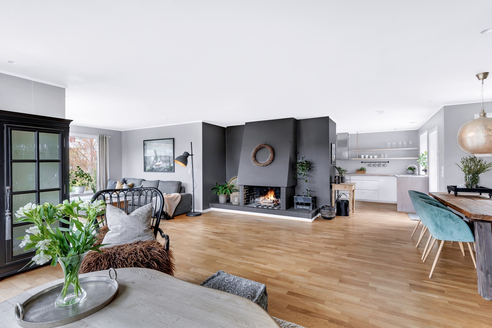Lys og hyggelig stue med flere møbleringsmuligheter. Galleribilde