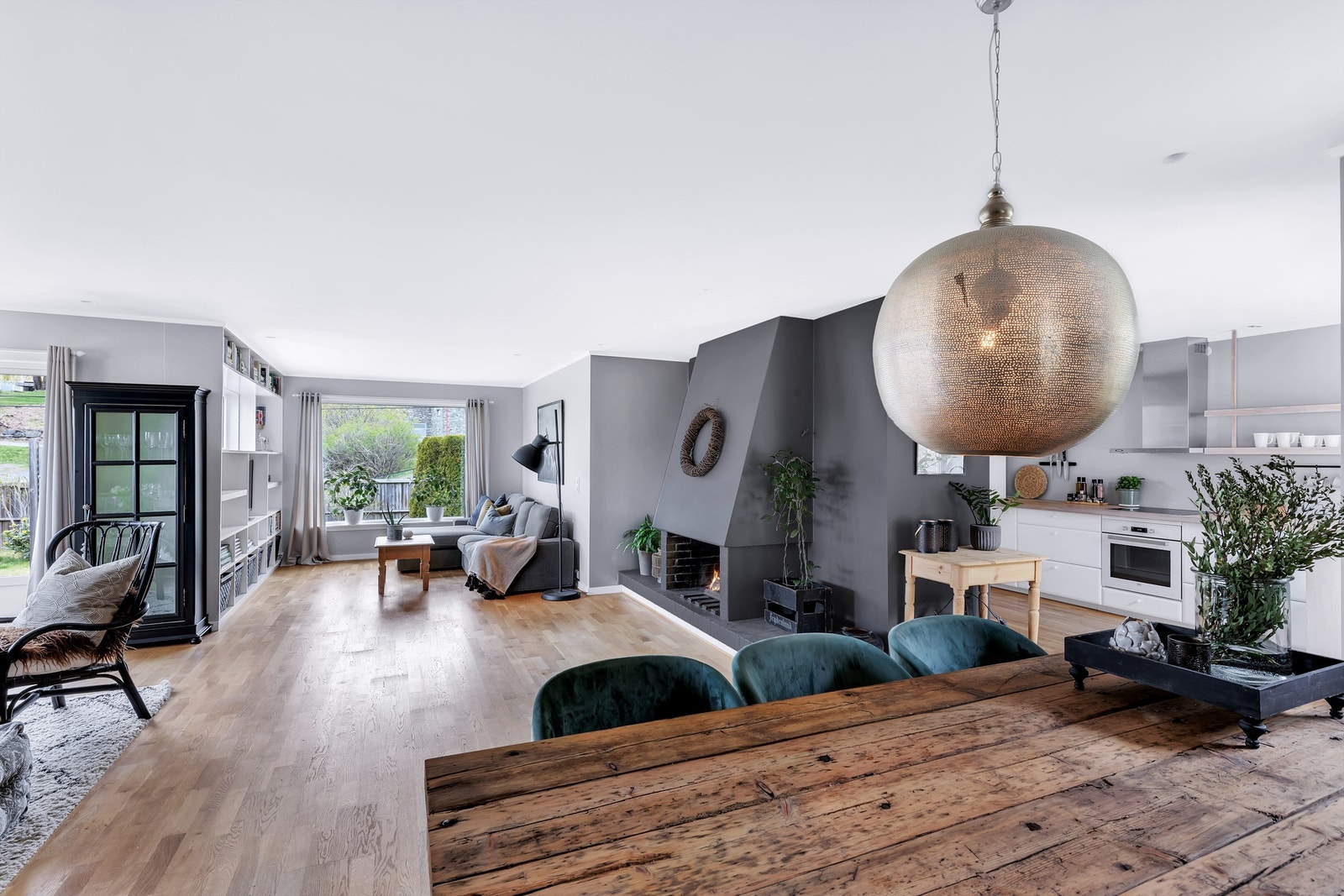 Lys og hyggelig stue med flere møbleringsmuligheter. Galleribilde