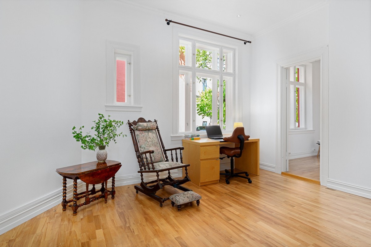 Den minste stuen ligger i tilknytning til det minste soverommet. Her er det eikeparkett på gulvet med gulvvarme. Galleribilde