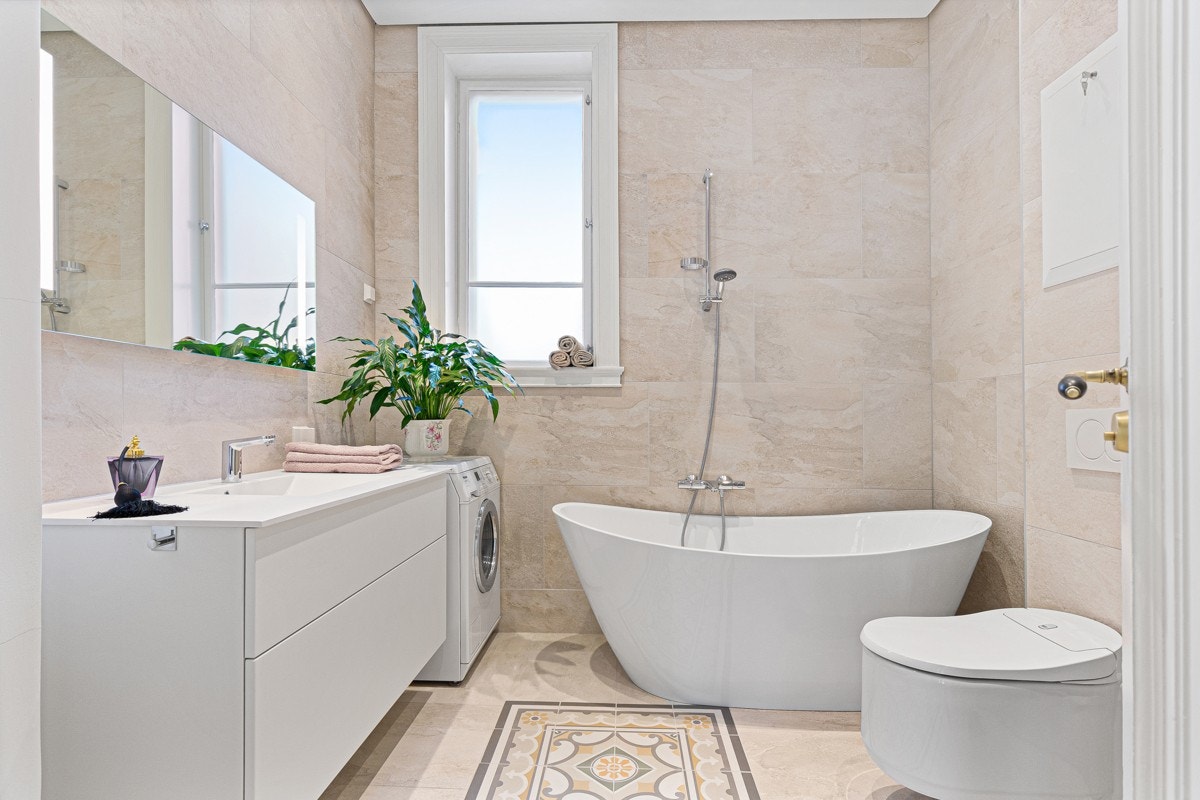 Boligen har to delikate bad. Det ene badet ligger i tilknytning til gangen og er fra 2017. Galleribilde