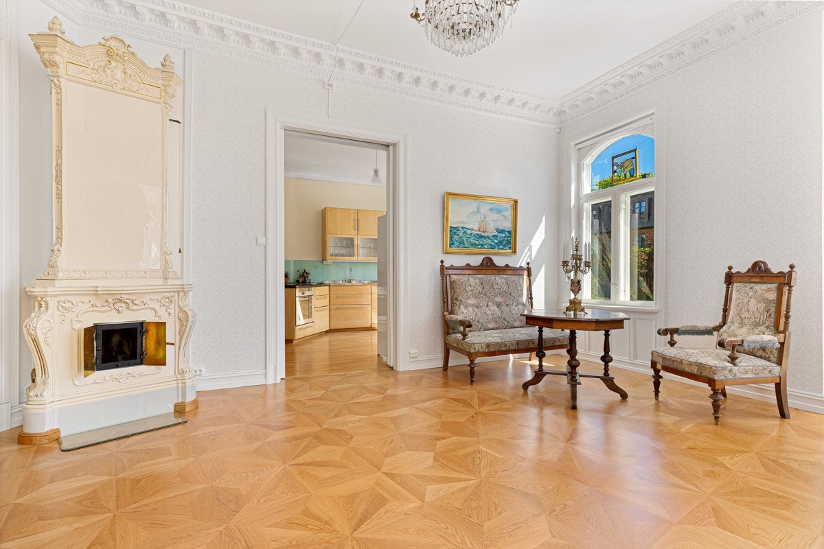 I taket er det vakre rosetter og intrikat stukkatur som gir en herskapelig romfølelse. Galleribilde